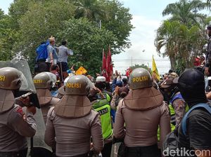 Anggota DPRD Kudus Jadi Sasaran Pelemparan Botol Pendemo UU Cipta Kerja Anggota DPRD Kudus Jadi Sasaran Pelemparan Botol Pendemo UU Cipta Kerja