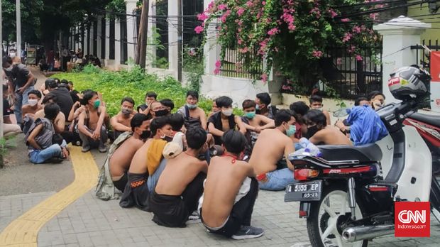 Aparat kepolisian mengamankan puluhan remaja yang akan mengikuti aksi demo tolak Undang-Undang Omnibus Law Cipta Kerja di gedung DPR/MPR. Puluhan orang itu diamankan di sekitar Stasiun Palmerah, Jakarta Barat.
