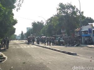Demonstran Balik Kanan, Polisi Masih Bersiaga di Jalan Kartini Cirebon Demonstran Balik Kanan, Polisi Masih Bersiaga di Jalan Kartini Cirebon
