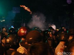 Polisi Bubarkan Massa Aksi di Depan DPRD Jabar