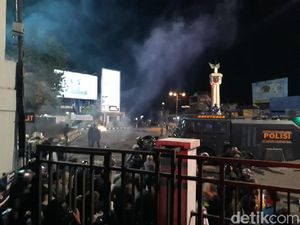 Peserta Demo di Solo Patah Kaki Gegara Tercebur Sumur Saat Dikejar Polisi Peserta Demo di Solo Patah Kaki Gegara Tercebur Sumur Saat Dikejar Polisi