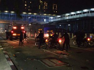 Kerahkan Barracuda dan Water Cannon, Polisi Pukul Mundur Pendemo di Harmoni Kerahkan Barracuda dan Water Cannon, Polisi Pukul Mundur Pendemo di Harmoni