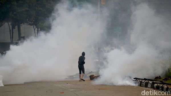Polisi Pukul Mundur Massa Anarkis di Patung Kuda