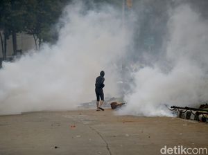 Polisi Pukul Mundur Massa Anarkis di Patung Kuda