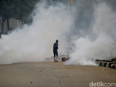 Polisi Pukul Mundur Massa Anarkis di Patung Kuda