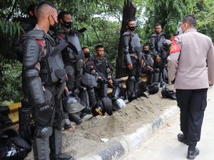Polisi-TNI Jaga Perbatasan, Sekat Massa dari Depok yang Hendak ke DPR Polisi-TNI Jaga Perbatasan, Sekat Massa dari Depok yang Hendak ke DPR