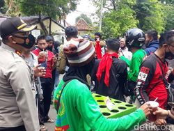 Dagangan Asongan Selama Demo Omnibus Law di Bojonegoro Dibagikan Gratis