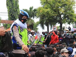 Saat Polwan Cantik Ademkan Demo Omnibus Law di Tuban