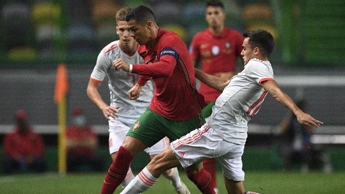 Portugal vs Spanyol LISBON, PORTUGAL - OCTOBER 07: Cristiano Ronaldo, Captain of Portugal is tackled by Sergio Reguilon of Spain during the international friendly match between Portugal and Spain at Estadio Jose Alvalade on October 07, 2020 in Lisbon, Portugal. (Photo by Octavio Passos/Getty Images)