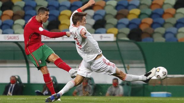 Portugal's Cristiano Ronaldo gets in a shot during the international friendly soccer match between Portugal and Spain at the Jose Alvalade stadium in Lisbon, Wednesday, Oct. 7, 2020. (AP Photo/Armando Franca)