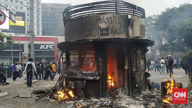 Pos Polisi Tugu Tani Dibakar Massa