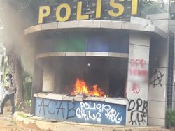 Penampakan Pos Polisi Monas Dibakar Massa Tolak Omnibus Law