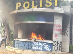 Massa Bakar Pospol Patung Kuda, Polisi Tembakkan Gas Air Mata Massa Bakar Pospol Patung Kuda, Polisi Tembakkan Gas Air Mata