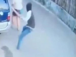 Video Perempuan Dihantam Balok oleh Pria di Bandung