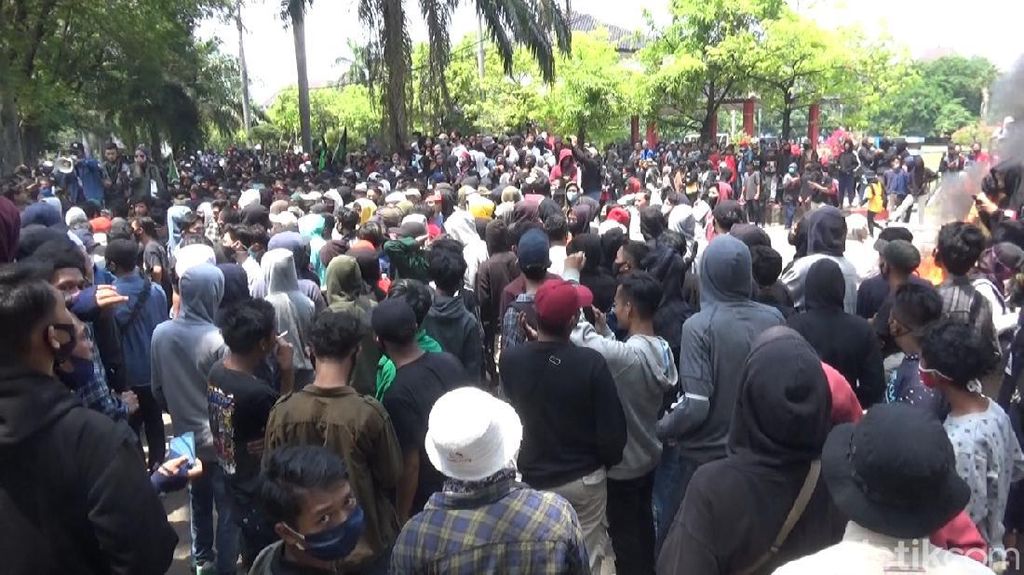 Ricuh Demo di Kota Pekalongan Ricuh Demo di Kota Pekalongan