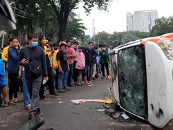 Demo Tolak Omnibus Law di Palembang Ricuh, Pagar DPRD-Mobil Polisi Dirusak