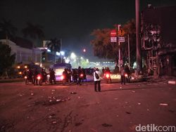 Ricuh di Harmoni: Massa Lempar Molotov, Polisi Tembakkan Gas Air Mata