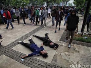 Detik-detik Massa Demo Ricuh Terobos Balai Kota DKI Jakarta