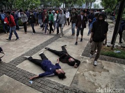 Detik-detik Massa Demo Ricuh Terobos Balai Kota DKI Jakarta