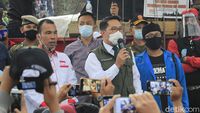 Ridwan Kamil Temui Massa Aksi Tolak Omnibus Law di Bandung