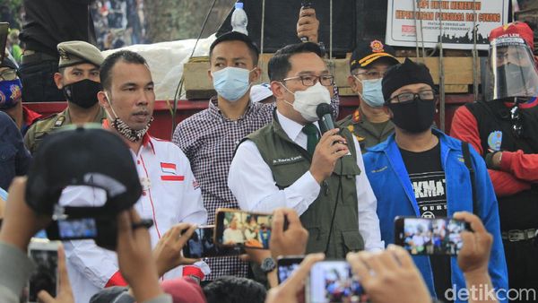 Ridwan Kamil Temui Massa Aksi Tolak Omnibus Law di Bandung