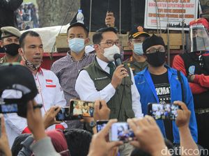 Ridwan Kamil Temui Massa Aksi Tolak Omnibus Law di Bandung