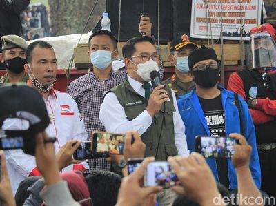 Ridwan Kamil Temui Massa Aksi Tolak Omnibus Law di Bandung