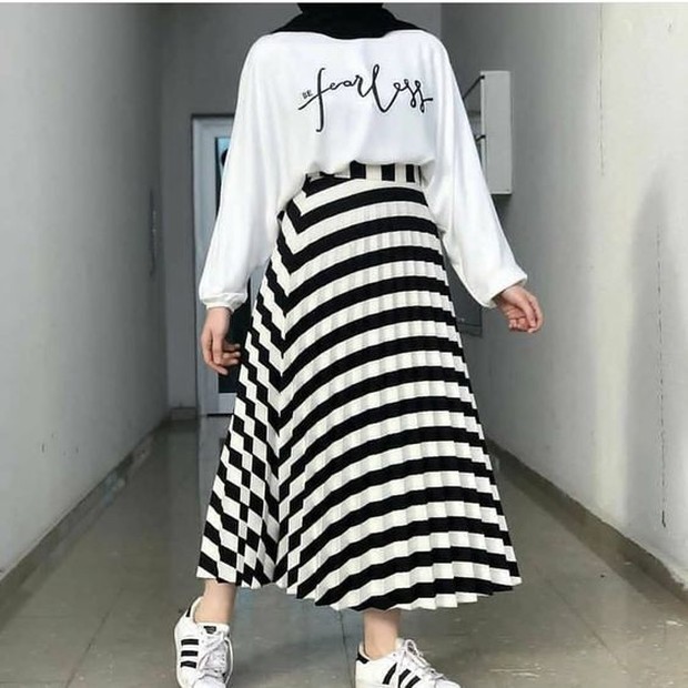 Bukan cuma atasan, agar tampilan semakin modis kamu juga harus memperhatikan bawahan. Nah, bawahan yang bisa kamu gunakan saat musim hujan adalah rok panjang.