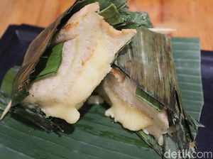 Unik! Satu-satunya di Indonesia Roti Bakar Bungkus Daun Pisang
