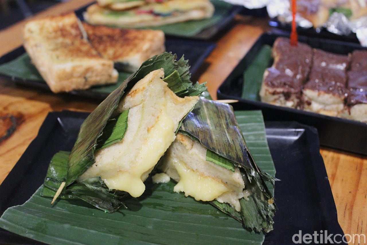 Unik Satu satunya di Indonesia Roti Bakar Bungkus Daun 