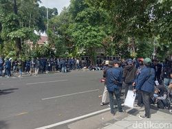 Rumah Dinas Risma Dikepung Mahasiswa dan Pelajar Surabaya