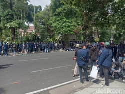 Rumah Dinas Risma Dikepung Mahasiswa dan Pelajar Surabaya