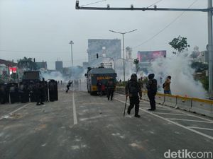 Rusuh Lagi! Massa Bergerak ke Simpang Harmoni, Lempar Batu-Petasan ke Polisi