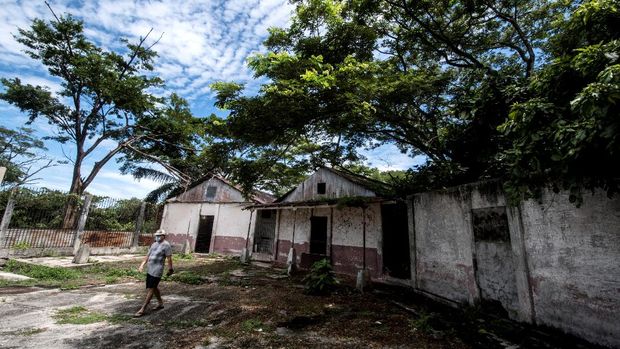View of the remains of the former prison and church in Isla San Lucas in Puntarenas province, Costa Rica, on September 27, 2020. - Located some 8km from the city of Puntarenas, the now Isla San Lucas National Park used to house a prison for minor offenders, mainly thieves and vagrants, and is now a historical and tourist centre. (Photo by Ezequiel Becerra / AFP)