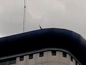 Kesal Jadi Alasan 2 Satpam Lempari Pendemo dari Gedung DPRD Medan Kesal Jadi Alasan 2 Satpam Lempari Pendemo dari Gedung DPRD Medan