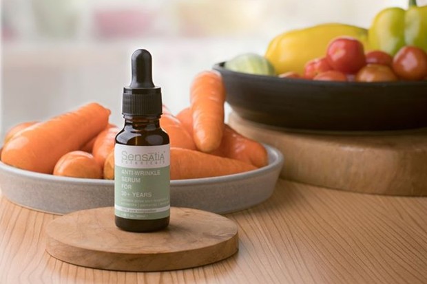 Sensatia Botanicals Serum serum wajah dari Sensatia Botanicals menggunakan bahan-bahan alami