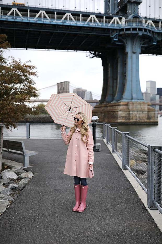 Sepatu boots memang paling nyaman untuk digunakan saat hujan. Sebab dengan menggunakan sepatu boots, kamu enggak perlu khawatir untuk menginjak genangan air.