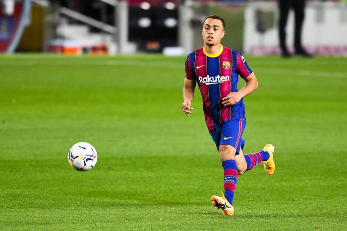 BARCELONA, SPAIN - OCTOBER 04: Sergiño Dest of FC Barcelona runs with the ball during the La Liga Santander match between FC Barcelona and Sevilla FC at Camp Nou on October 04, 2020 in Barcelona, Spain. Football Stadiums around Europe remain empty due to the Coronavirus Pandemic as Government social distancing laws prohibit fans inside venues resulting in fixtures being played behind closed doors. (Photo by David Ramos/Getty Images)