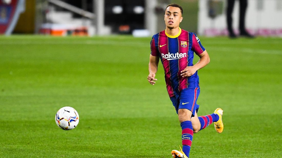 Sergino Dest antusias bisa satu tim dengan Lionel Messi di Barcelona. (Foto: David Ramos/Getty Images)