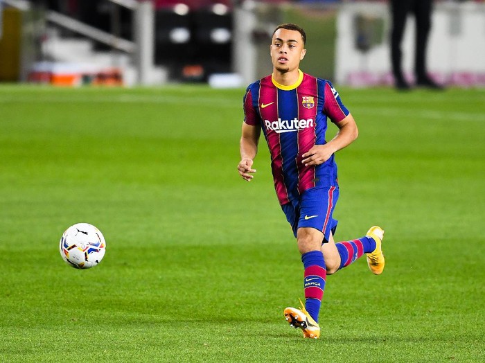 BARCELONA, SPAIN - OCTOBER 04: Sergiño Dest of FC Barcelona runs with the ball during the La Liga Santander match between FC Barcelona and Sevilla FC at Camp Nou on October 04, 2020 in Barcelona, Spain. Football Stadiums around Europe remain empty due to the Coronavirus Pandemic as Government social distancing laws prohibit fans inside venues resulting in fixtures being played behind closed doors. (Photo by David Ramos/Getty Images)
