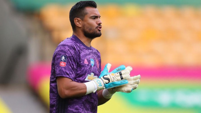 NORWICH, ENGLAND - JUNE 27: Sergio Romero of Manchester United gives his team instructions  during the FA Cup Quarter Final match between Norwich City and Manchester United at Carrow Road on June 27, 2020 in Norwich, England. (Photo by Catherine Ivill/Getty Images)