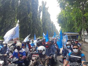 Puluhan Buruh Jemput Rekannya di Kawasan Industri SIER Rungkut