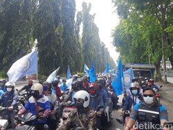 Puluhan Buruh Jemput Rekannya di Kawasan Industri SIER Rungkut