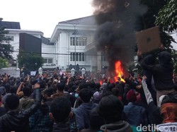Demonstran di Depan DPRD Jabar Mulai Bakar Ban
