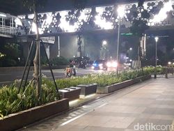 Mobil Polisi dan Kendaraan Berstrobo di Jalan Sudirman Dilempari Batu