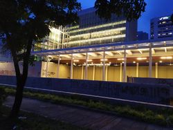 Massa Coreti Tembok Gedung Kedubes AS dengan Umpatan ke DPR