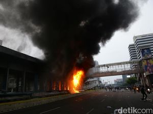 Sisa Gas Air Mata Masih Bikin Mata Perih Pagi Ini? Begini Mengatasinya