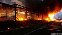 Terkini! Foto-foto Halte TransJ HI-Sarinah yang Dibakar Massa