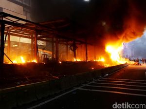 Terkini! Foto-foto Halte TransJ HI-Sarinah yang Dibakar Massa
