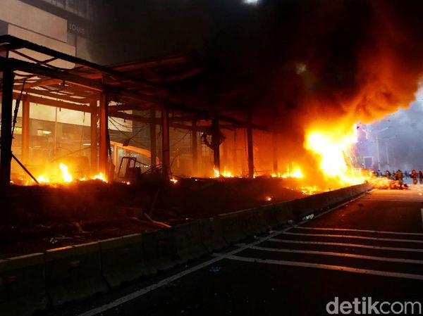 Terkini! Foto-foto Halte TransJ HI-Sarinah yang Dibakar Massa